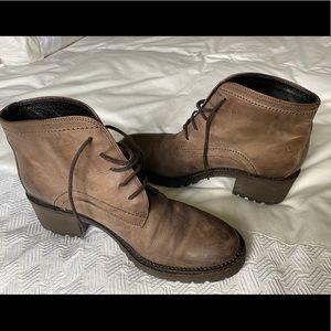 Tan / brown distressed leather lace up boots.